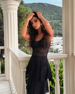 Zarifa Mgoyan Instagram - Как многие заметили — да, я улетела побыть с семьей, отдохнуть, перезагрузиться и набраться сил.🙏🏼
Правда, дела не отпускают пока,  решаю вопросы удаленно.🙈

А как у вас обстоят дела? Умеете отключаться от рабочих моментов? Я, как выяснилось, пока нет🙄☺️