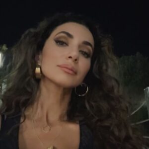Zarifa Mgoyan Instagram - Как многие заметили — да, я улетела побыть с семьей, отдохнуть, перезагрузиться и набраться сил.🙏🏼
Правда, дела не отпускают пока,  решаю вопросы удаленно.🙈

А как у вас обстоят дела? Умеете отключаться от рабочих моментов? Я, как выяснилось, пока нет🙄☺️