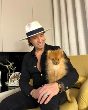 Zé Amaro Instagram - Apresento-vos a Mel 🐶
O novo membro da familia 🤠

#mel #membrodafamilia #amor #luz #alegria