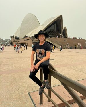 Zé Amaro Instagram - Obrigado Comunidade Portuguesa na Austrália, que honra, que privilégio, vocês são incríveis, estão no meu coração…
Até sempre ❤️‍🔥
.
.
Próximos shows🤠⤵️

22 DEZ - Ev CORPORATIVO

29 DEZ - Ev CORPORATIVO

31 DEZ - Narcisu’s Eventos ❗️ESGOTADO❗️ 

31 DEZ - ❗️AO VIVO EM FAFE❗️

16 MAR - COLISEU LISBOA 
https://coliseulisboa.bol.pt/Comprar/Bilhetes/130335-

#tour15anos #zéamaro #australia #portuguesespelomundo #zeamarotour #zeamaro #meucoracaodecowboyapaixonado #casinha #casinhabranca #cowboy #festadecowboy #aluatueeu #cowboyappaixonado #aminhaestrada
#emirates #airbusa380 #australia #porto #lisboa #dubai #sydney #wollongong #perth #melbourne