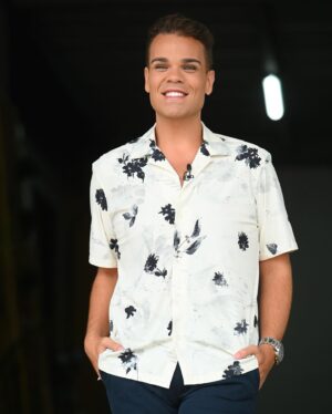 Zé Lopes Instagram - O INÍCIO ❤️
Hoje caiu-me a ficha. Hoje vieram-me as lágrimas aos olhos quando recordei os dias em que brincava com a minha vizinha Rosário e juntos criávamos a imaginária “Caramos TV”. Éramos crianças inocentes, livres, felizes… O mundo não estava tão tecnológico e nós ainda nem tínhamos telemóveis, mas era com os dedos que a Rosário simulava as câmaras de televisão. Na altura, para me fazer feliz, ela aceitava que essa fosse a nossa brincadeira mais frequente, porque já sabia que esse era o meu sonho. Na verdade, nunca tive outro…
20 anos depois, o sonho realiza-se amanhã no @vmaisoficial , uma casa nova onde vou ter espaço para crescer, para aprender, para errar e repetir, para evoluir…
Sempre tive a ambição de apresentar um programa de daytime, e fui fazendo o meu caminho nos bastidores, com humildade e respeito, a observar de perto quem o faz com tanta mestria. Não achei que aos 26 anos surgisse esta oportunidade, mas garanto-vos que vou usar estes limões que a vida me está a dar para fazer a melhor limonada que conseguir. 
Ao meu lado tenho uma amiga, a @mercheromero.oficial , uma pessoa que adoro e em quem confio de olhos fechados. É o regresso dela à apresentação, o regresso a um espaço que domina e de onde nunca devia ter saído. Acresce-me a responsabilidade de estar ao nível dela e de não a desiludir, mas estou convicto que a nossa química e empatia vão chegar facilmente até vocês. 
Toda a equipa do canal está motivada para que o “Bom dia alegria” seja uma lufada de ar fresco, para que seja um programa inesperado e surpreendente. Sinto que vamos conseguir cumprir o propósito. 
É tempo de vos agradecer as mensagens muito bonitas que me têm enviado, é tempo de agradecer a todos os meus colegas de trabalho que estão a vibrar com esta minha conquista como se de uma deles se tratasse (tem sido mesmo especial ver isso) e é tempo de agradecer também à minha família e aos meus amigos que nunca me largaram a mão. 
Como dizia a @mariabotelhomoniz : a vida deu certo. É tempo de ser feliz todas as manhãs. 🙌🏼

Até amanhã, às 8:15h na Vodafone posição 12, na Meo posição 12 e na NOS canal 18. 🍀