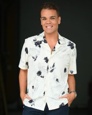 Zé Lopes Instagram - O INÍCIO ❤️
Hoje caiu-me a ficha. Hoje vieram-me as lágrimas aos olhos quando recordei os dias em que brincava com a minha vizinha Rosário e juntos criávamos a imaginária “Caramos TV”. Éramos crianças inocentes, livres, felizes… O mundo não estava tão tecnológico e nós ainda nem tínhamos telemóveis, mas era com os dedos que a Rosário simulava as câmaras de televisão. Na altura, para me fazer feliz, ela aceitava que essa fosse a nossa brincadeira mais frequente, porque já sabia que esse era o meu sonho. Na verdade, nunca tive outro…
20 anos depois, o sonho realiza-se amanhã no @vmaisoficial , uma casa nova onde vou ter espaço para crescer, para aprender, para errar e repetir, para evoluir…
Sempre tive a ambição de apresentar um programa de daytime, e fui fazendo o meu caminho nos bastidores, com humildade e respeito, a observar de perto quem o faz com tanta mestria. Não achei que aos 26 anos surgisse esta oportunidade, mas garanto-vos que vou usar estes limões que a vida me está a dar para fazer a melhor limonada que conseguir. 
Ao meu lado tenho uma amiga, a @mercheromero.oficial , uma pessoa que adoro e em quem confio de olhos fechados. É o regresso dela à apresentação, o regresso a um espaço que domina e de onde nunca devia ter saído. Acresce-me a responsabilidade de estar ao nível dela e de não a desiludir, mas estou convicto que a nossa química e empatia vão chegar facilmente até vocês. 
Toda a equipa do canal está motivada para que o “Bom dia alegria” seja uma lufada de ar fresco, para que seja um programa inesperado e surpreendente. Sinto que vamos conseguir cumprir o propósito. 
É tempo de vos agradecer as mensagens muito bonitas que me têm enviado, é tempo de agradecer a todos os meus colegas de trabalho que estão a vibrar com esta minha conquista como se de uma deles se tratasse (tem sido mesmo especial ver isso) e é tempo de agradecer também à minha família e aos meus amigos que nunca me largaram a mão. 
Como dizia a @mariabotelhomoniz : a vida deu certo. É tempo de ser feliz todas as manhãs. 🙌🏼

Até amanhã, às 8:15h na Vodafone posição 12, na Meo posição 12 e na NOS canal 18. 🍀