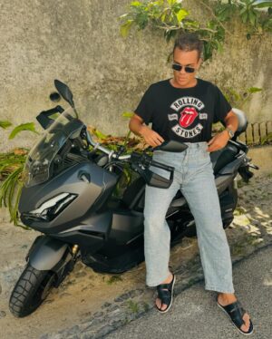 Zé Lopes Instagram - O nosso querido realizador Mário Rui levou-me a dar uma voltinha de moto na hora de almoço. 
São assim os nossos sábados, passados @emfamiliatvi . Com a família que o trabalho me deu. ❤️