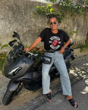 Zé Lopes Instagram - O nosso querido realizador Mário Rui levou-me a dar uma voltinha de moto na hora de almoço. 
São assim os nossos sábados, passados @emfamiliatvi . Com a família que o trabalho me deu. ❤️