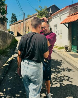 Zé Lopes Instagram - O nosso querido realizador Mário Rui levou-me a dar uma voltinha de moto na hora de almoço. 
São assim os nossos sábados, passados @emfamiliatvi . Com a família que o trabalho me deu. ❤️