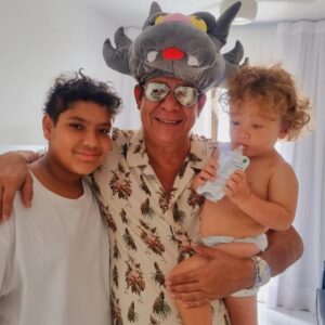 Zeca Pagodinho Instagram - “Sou bom filho, sou bom pai, quero ser um bom avô…”🥁🎶🎼

E é! Se tem uma coisa que o Zeca Pagodinho é , é ser um bom avô e podemos provar !

Nesse  #DiaDosAvós , compartilhamos momentos fofíssimos do vovô Zeca e da vovó Mônica.

O convívio e amor pelos netos Noah, Catarina, Miguel, Domênico, Martin e Vittorio, que já já nascerá, é motivo de muitas alegrias !

Marque aqui nos comentários o seu neto, seu avô, ou aquele amigo que você lembrou vendo essas fotos 😉♥️!

#diadosavós #avô #avó