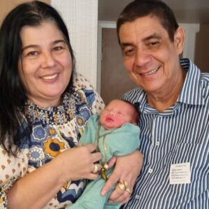 Zeca Pagodinho Instagram - “Sou bom filho, sou bom pai, quero ser um bom avô…”🥁🎶🎼

E é! Se tem uma coisa que o Zeca Pagodinho é , é ser um bom avô e podemos provar !

Nesse  #DiaDosAvós , compartilhamos momentos fofíssimos do vovô Zeca e da vovó Mônica.

O convívio e amor pelos netos Noah, Catarina, Miguel, Domênico, Martin e Vittorio, que já já nascerá, é motivo de muitas alegrias !

Marque aqui nos comentários o seu neto, seu avô, ou aquele amigo que você lembrou vendo essas fotos 😉♥️!

#diadosavós #avô #avó