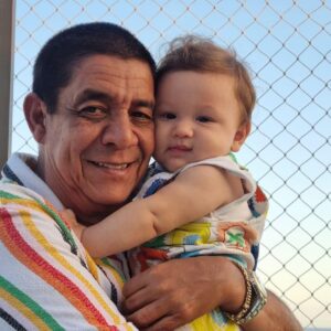 Zeca Pagodinho Instagram - “Sou bom filho, sou bom pai, quero ser um bom avô…”🥁🎶🎼

E é! Se tem uma coisa que o Zeca Pagodinho é , é ser um bom avô e podemos provar !

Nesse  #DiaDosAvós , compartilhamos momentos fofíssimos do vovô Zeca e da vovó Mônica.

O convívio e amor pelos netos Noah, Catarina, Miguel, Domênico, Martin e Vittorio, que já já nascerá, é motivo de muitas alegrias !

Marque aqui nos comentários o seu neto, seu avô, ou aquele amigo que você lembrou vendo essas fotos 😉♥️!

#diadosavós #avô #avó