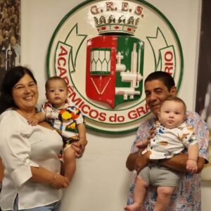 Zeca Pagodinho Instagram - “Sou bom filho, sou bom pai, quero ser um bom avô…”🥁🎶🎼

E é! Se tem uma coisa que o Zeca Pagodinho é , é ser um bom avô e podemos provar !

Nesse  #DiaDosAvós , compartilhamos momentos fofíssimos do vovô Zeca e da vovó Mônica.

O convívio e amor pelos netos Noah, Catarina, Miguel, Domênico, Martin e Vittorio, que já já nascerá, é motivo de muitas alegrias !

Marque aqui nos comentários o seu neto, seu avô, ou aquele amigo que você lembrou vendo essas fotos 😉♥️!

#diadosavós #avô #avó
