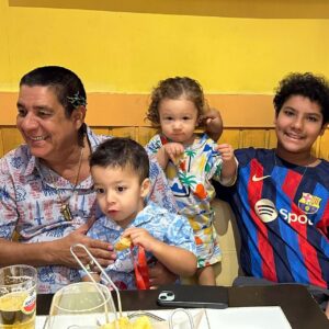 Zeca Pagodinho Instagram - “Sou bom filho, sou bom pai, quero ser um bom avô…”🥁🎶🎼

E é! Se tem uma coisa que o Zeca Pagodinho é , é ser um bom avô e podemos provar !

Nesse  #DiaDosAvós , compartilhamos momentos fofíssimos do vovô Zeca e da vovó Mônica.

O convívio e amor pelos netos Noah, Catarina, Miguel, Domênico, Martin e Vittorio, que já já nascerá, é motivo de muitas alegrias !

Marque aqui nos comentários o seu neto, seu avô, ou aquele amigo que você lembrou vendo essas fotos 😉♥️!

#diadosavós #avô #avó