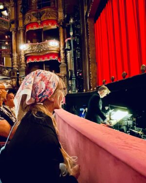 Zerrin Tekindor Instagram - Dün akşam @thelondonpalladium’da #JerryHerman & #MichaelStewart müzikali @hellodollyldn’yi seyrettim. Dolly Levi adındaki bir çöpçatanın, zengin iş adamı Horace Vandergelder‘a evlenmesi için uygun bir eş araması fakat içten içe kendinin ona aşık olmasıyla başlayan ve devam eden, ilk kez 1964’te sahnelenmiş bir müzikal komedi. Kalabalık dans sahnelerindeki koreografi ve uyum müthişti. Dekor ve ışık tasarımı şahaneydi. Zaten oynanan tiyatro, Londra’nın en eski ve en görkemli tiyatrolarından biri. Salonun o ahşap işçiliği, duvarlardaki resimler, ışıklandırması, o dramatik kırmızı perdenin güzelliği…. İnanılmaz büyülüydü. Fuayede nefis bir bar var. Eskiden, ben Ankara Devlet Tiyatrosu’ndayken, bar değilse de büyük bir büfe vardı tiyatro fuayelerinde. O büfede de hangi oyun oynanıyorsa, oyunun adı ve sezonu yazılı etiketleri olan beyaz ve kırmızı şarap satılırdı küçük şişelerde. Ben de oyunumdan hatıra olsun diye, o şişeleri saklardım. Ne güzel günlerdi…
Tekrar oyuna gelecek olursam; Dolly rolündeki #ImeldaStaunton 68 yaşında ve performansı inanılmaz. Oyunun ortasındaki bir şarkıyı öyle bir söyledi ki, bütün salon ayağa fırladı. Diğer oyuncular da harikaydı. 14 Eylül’e kadar oynuyor. Fırsatı olanlara tavsiye ederim. #HelloLDN #HelloDolly