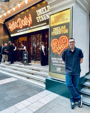 Zerrin Tekindor Instagram - Dün akşam @thelondonpalladium’da #JerryHerman & #MichaelStewart müzikali @hellodollyldn’yi seyrettim. Dolly Levi adındaki bir çöpçatanın, zengin iş adamı Horace Vandergelder‘a evlenmesi için uygun bir eş araması fakat içten içe kendinin ona aşık olmasıyla başlayan ve devam eden, ilk kez 1964’te sahnelenmiş bir müzikal komedi. Kalabalık dans sahnelerindeki koreografi ve uyum müthişti. Dekor ve ışık tasarımı şahaneydi. Zaten oynanan tiyatro, Londra’nın en eski ve en görkemli tiyatrolarından biri. Salonun o ahşap işçiliği, duvarlardaki resimler, ışıklandırması, o dramatik kırmızı perdenin güzelliği…. İnanılmaz büyülüydü. Fuayede nefis bir bar var. Eskiden, ben Ankara Devlet Tiyatrosu’ndayken, bar değilse de büyük bir büfe vardı tiyatro fuayelerinde. O büfede de hangi oyun oynanıyorsa, oyunun adı ve sezonu yazılı etiketleri olan beyaz ve kırmızı şarap satılırdı küçük şişelerde. Ben de oyunumdan hatıra olsun diye, o şişeleri saklardım. Ne güzel günlerdi…
Tekrar oyuna gelecek olursam; Dolly rolündeki #ImeldaStaunton 68 yaşında ve performansı inanılmaz. Oyunun ortasındaki bir şarkıyı öyle bir söyledi ki, bütün salon ayağa fırladı. Diğer oyuncular da harikaydı. 14 Eylül’e kadar oynuyor. Fırsatı olanlara tavsiye ederim. #HelloLDN #HelloDolly