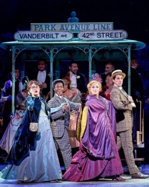 Zerrin Tekindor Instagram - Dün akşam @thelondonpalladium’da #JerryHerman & #MichaelStewart müzikali @hellodollyldn’yi seyrettim. Dolly Levi adındaki bir çöpçatanın, zengin iş adamı Horace Vandergelder‘a evlenmesi için uygun bir eş araması fakat içten içe kendinin ona aşık olmasıyla başlayan ve devam eden, ilk kez 1964’te sahnelenmiş bir müzikal komedi. Kalabalık dans sahnelerindeki koreografi ve uyum müthişti. Dekor ve ışık tasarımı şahaneydi. Zaten oynanan tiyatro, Londra’nın en eski ve en görkemli tiyatrolarından biri. Salonun o ahşap işçiliği, duvarlardaki resimler, ışıklandırması, o dramatik kırmızı perdenin güzelliği…. İnanılmaz büyülüydü. Fuayede nefis bir bar var. Eskiden, ben Ankara Devlet Tiyatrosu’ndayken, bar değilse de büyük bir büfe vardı tiyatro fuayelerinde. O büfede de hangi oyun oynanıyorsa, oyunun adı ve sezonu yazılı etiketleri olan beyaz ve kırmızı şarap satılırdı küçük şişelerde. Ben de oyunumdan hatıra olsun diye, o şişeleri saklardım. Ne güzel günlerdi…
Tekrar oyuna gelecek olursam; Dolly rolündeki #ImeldaStaunton 68 yaşında ve performansı inanılmaz. Oyunun ortasındaki bir şarkıyı öyle bir söyledi ki, bütün salon ayağa fırladı. Diğer oyuncular da harikaydı. 14 Eylül’e kadar oynuyor. Fırsatı olanlara tavsiye ederim. #HelloLDN #HelloDolly