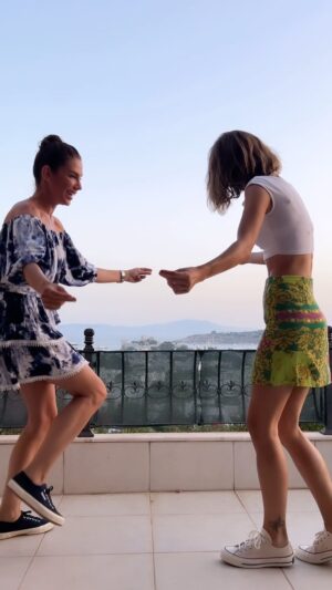 Zeynep Beşerler Instagram - Yaza böyle giriş yaptık😁👯‍♀️ çıkışımız namümkün😂