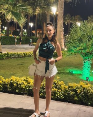 Zeynep Koltuk Instagram - Eskiden yeşili sevmezdim bu aralar bayağı bir taktım sizin en sevdiğiniz renk ne💚🦚🧝🏻‍♀️✅🫒🍀❇️