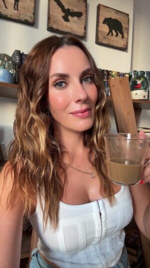 Zeynep Koltuk Instagram - Çünkü aklının çoktan bildiği bir şeye kalbini ikna etmek zor gelir insana😏
🧠vs💔