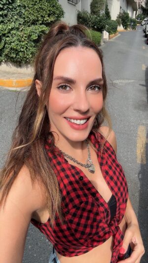Zeynep Koltuk Instagram - Evreni nötronlar protonlar ve elektronlar oluşturuyormuş.. sizce başka neler oluşturuyor peki🥴🥴🥴