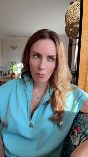 Zeynep Koltuk Instagram - 1’den 8’e kadar sayıp kulak ritim testi yapıyorlar ya özenip ben de yapayım dedim🤦🏼‍♀️😒🤷🏼‍♀️😅