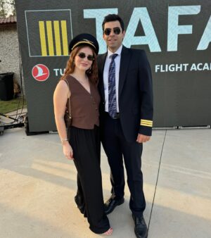 Zeynep Özkaya Instagram - Hem çook gururlu hem de çok mutluyum çünkü aşkım @ogulcan_can dün mezun oldu🥹 Sevdiğiniz insanın büyük bir azimle hayalini gerçekleştirdiğine şahit olmak harika bir duyguydu benim için. Evet hiç kolay değildi bundan sonra da mutlaka zor süreçler olacak ama sen hepsinin üstesinden gelirsin, başarıların daim olsun canım Pilotum✈️🧿🫶🏻