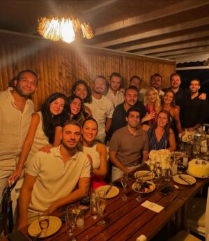 Zeynep Özkaya Instagram - Hayatımın şokunu yaşadım doğum gününe geldim sanarken olanlara bak inanılmaz mutluyum inanılmaaazzz🥹💍 @ogulcan_can çok mutlu olalım aşkım benim🩷