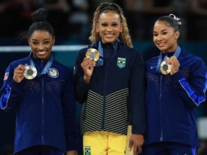 Zezeh Barbosa Instagram - Pretas no topo!!!✊🏾❤️

@rebecarandrade , @simonebiles e @jordanchiles são a cara da representatividade!!! Amoooo✊🏾❤️

Ótima segunda-feira, amoresssss✊🏾❤️

Via @sitemundonegro ✊🏾❤️
.
.
.
.
#ginasticaolimpica #rebecaandrade #simonebiles #jordanchiles #ginasta #pretasnotopo #pretasempoderadas #pretasdopoder #poderparaopovopreto #pretasendopreta