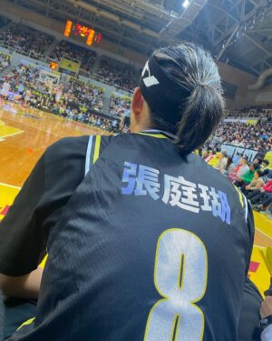 Zhang Ting Hu Instagram - 聖誕快樂！！！這個聖誕禮物很可以！！！

@newtaipeikings 
@lin_lijen 
@bon0615