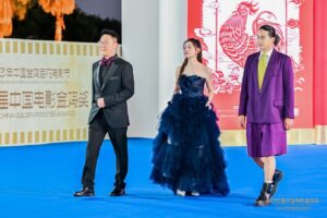 Zhang Ting Hu Instagram - 今天收到了十一月初受邀在金雞獎電影音樂會中的演唱，這是一次很特別的表演，常常在想擁有自己的樂隊，盡情唱一些爽歌，卻從來沒想過先擁有的會是「殿堂級」
、「音樂廳級」這種以往感覺離我好遠的表演形式，演出當天，穿上製作單位特別訂製的正式服裝，在近百位管弦樂手伴奏之下，和大陸全國八級拳冠軍的知名動作演員吳樾老師合唱，這真的是印象深刻，收穫滿滿的一次表演！

曾經合作拍攝「轉彎之後」電影的黃堯，入圍了今年金雞獎的最佳女主角，2017年電影殺青後第一次重逢，第一次感覺到雖然多年不見，但拍戲時一起單車環島的革命感情卻從來沒有消失！