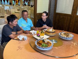 Zhang Ting Hu Instagram - 對於料理的熱愛，在於一步步將每一樣特別的食材，融合成一道無違和的美味料理！
 
首次解鎖剌蔥入菜，味道還不賴！

今晚10點，東森超視33頻道，拜託了！廚神！

@bestchef.ebc 
@emerson_tsai