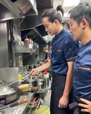 Zhang Ting Hu Instagram - 想知道酸菜魚怎麼做嗎？
五星主廚親自傳授酸菜魚酸香秘訣！

今晚10點，東森超視33頻道，拜託了！廚神！

@bestchef.ebc 
@emerson_tsai
