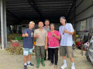 Zhang Ting Hu Instagram - 今天不止帶大家逛嘉義百年歷史的東市場，還要去找在台灣百年歷史的黃金板栗，各種嘉義限定，季節限定，產量限定的美味料理，準時上菜！！！

今晚10點，東森超視33頻道！！！

@bestchef.ebc 
@emerson_tsai