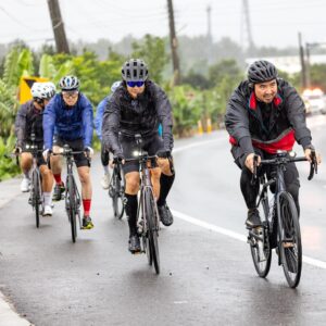Zhang Ting Hu Instagram - 雨天騎就是熱血！！！8點見！！！

@gooooooride 
@harlemyu_1986 
@superbright0911 
@rio_peng 
@alan_kuoyoluan 
@justezlike_ac