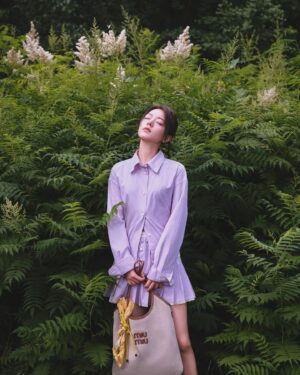 Zhao Jinmai Instagram - 🌳➕🕶️🟰🌞@MiuMiu #MiuMiu #MiuIVY #MiuMiuEte