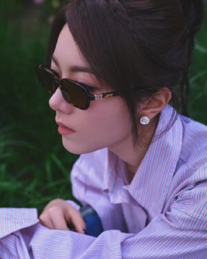 Zhao Jinmai Instagram - 🌳➕🕶️🟰🌞@MiuMiu #MiuMiu #MiuIVY #MiuMiuEte