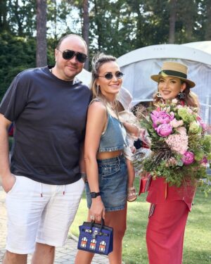 Zhasmin Instagram - По доброй традиции, 1 июня я собираю друзей и родственников с детьми, чтобы провести время с семьей и вместе встретить лето. Наши дети так быстро растут, а мы, взрослые, работаем, вечно в делах, и в этой суете жизни моменты, проведенные с семьей, бесценны 🫶 Спасибо всем, кто разделил с нами праздник!
#familydaybyjasmin
