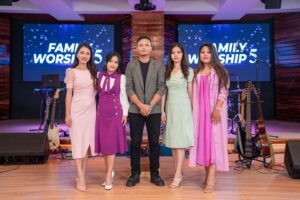 Zorema Khiangte Instagram - Family Worship 5 chu shooting kan zo leh ta reng mai…Lalpa hruaina kan chan zawng zawng te hi a hlu thin mange aw…Lalpa hi a tha a ni…Engkim mai hi Khawngaihna leh Hmangaihna vang a lo ni e🙏🏻
@music_home_zonuam
🤵‍♂️ @teremiralte_tr