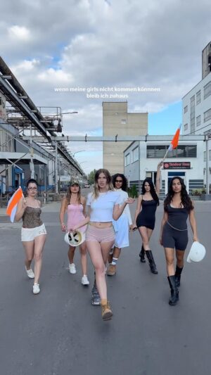 Zsá Zsá Inci Bürkle Instagram - wenn meine girls nicht kommen können bleib ich zuhaus😾🎀💞