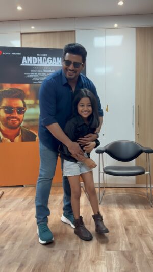 aazhiya sj Instagram - The ever favourite Salomiyaaa with the man himself ❤️ 

@actorprashanth #andhagan #actorprashanth #topstar #salomiya #aazhiya #rowdybaby #childartist