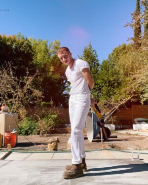 iO Tillett Wright Instagram - Last year i challenged myself to slow down. After a lifetime of sprinting and multi-hyphening, I thought I’d try picking one lane, one home, and one career. I sold half a business I built, quit the projects I didn’t adore, and resisted the urge to fill empty spaces with fluff. I gave myself permission to sleep, read, cook and learn. It’s been a strange season of quiet incubation and preparation. New sprints are impending but until then, you’ll find me in the tool shed, at the book store, or gazing at my friends. 🤘🏼