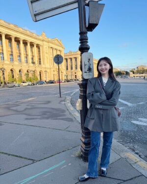 mako Instagram - Parisの思い出🇫🇷ﾗｽﾄ✈
この旅行の中で1番楽しみにしてたので気合い入れていったんですけど
なんか凄い嵐の日にぶち当たって風も雨も凄かった☺️(大雨女)(また？)
けど人生で1回は見てみたかったオランジュリー美術館の睡蓮とルーブル美術館に行けて心から満足。お土産で壁に飾る用のパネルも購入🪷
いつかこれを寝室に飾るんだ〜
あと楽しかったのは「エミリーパリへ行く」のロケ地巡り！
ガブリエルのレストランのパスタめちゃくちゃ美味しかった。
あと美味しかったものと言えば、クロワッサン…！と
Da Rosaで売ってるレーズンチョコ！家族にもお土産で渡した💃
パリは美しいものに溢れた素敵な国で本当に行けてよかったです🎗