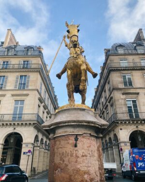 mako Instagram - Parisの思い出🇫🇷ﾗｽﾄ✈
この旅行の中で1番楽しみにしてたので気合い入れていったんですけど
なんか凄い嵐の日にぶち当たって風も雨も凄かった☺️(大雨女)(また？)
けど人生で1回は見てみたかったオランジュリー美術館の睡蓮とルーブル美術館に行けて心から満足。お土産で壁に飾る用のパネルも購入🪷
いつかこれを寝室に飾るんだ〜
あと楽しかったのは「エミリーパリへ行く」のロケ地巡り！
ガブリエルのレストランのパスタめちゃくちゃ美味しかった。
あと美味しかったものと言えば、クロワッサン…！と
Da Rosaで売ってるレーズンチョコ！家族にもお土産で渡した💃
パリは美しいものに溢れた素敵な国で本当に行けてよかったです🎗