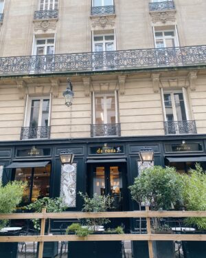 mako Instagram - Parisの思い出🇫🇷ﾗｽﾄ✈
この旅行の中で1番楽しみにしてたので気合い入れていったんですけど
なんか凄い嵐の日にぶち当たって風も雨も凄かった☺️(大雨女)(また？)
けど人生で1回は見てみたかったオランジュリー美術館の睡蓮とルーブル美術館に行けて心から満足。お土産で壁に飾る用のパネルも購入🪷
いつかこれを寝室に飾るんだ〜
あと楽しかったのは「エミリーパリへ行く」のロケ地巡り！
ガブリエルのレストランのパスタめちゃくちゃ美味しかった。
あと美味しかったものと言えば、クロワッサン…！と
Da Rosaで売ってるレーズンチョコ！家族にもお土産で渡した💃
パリは美しいものに溢れた素敵な国で本当に行けてよかったです🎗