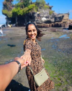 vj Santhiya Instagram - காலம் அனைத்தையும் 
 மாற்றும் ஆற்றும்!!! அவள்சந்தியா😍

#smilemore #spreadlove #bali #instaafly #travelphotography #marrigelife #firsttrip #mrsmurali #avalsanthiya #anbeyshivam #gowiththeflow #liveurlife