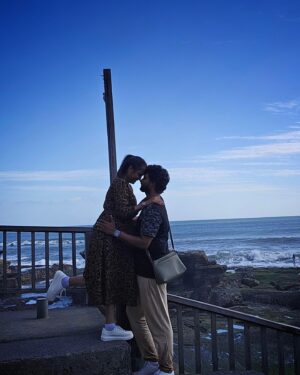 vj Santhiya Instagram - உன்னால உலகம் அழகாச்சே🥰🫂🫂 @murali90m9 

#smilemore #spreadlove #mrsmurali #travel #behappy #gowiththeflow #Indonesia #travelphotography #firsttrip #marrigelife #avalsanthiya #liveurlife #livetogether