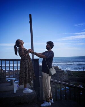 vj Santhiya Instagram - உன்னால உலகம் அழகாச்சே🥰🫂🫂 @murali90m9 

#smilemore #spreadlove #mrsmurali #travel #behappy #gowiththeflow #Indonesia #travelphotography #firsttrip #marrigelife #avalsanthiya #liveurlife #livetogether