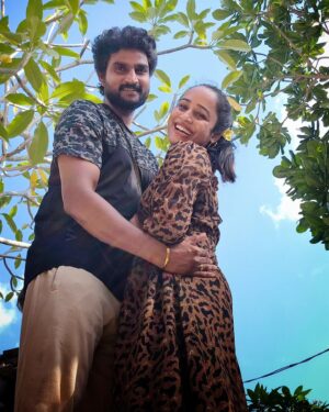 vj Santhiya Instagram - உன்னால உலகம் அழகாச்சே🥰🫂🫂 @murali90m9 

#smilemore #spreadlove #mrsmurali #travel #behappy #gowiththeflow #Indonesia #travelphotography #firsttrip #marrigelife #avalsanthiya #liveurlife #livetogether