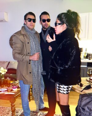 فربد بختیاروند Instagram - outfit, we crazy , before leaving the house
with my family ( brother & his wife ) 
i love them
photo by : momm 🤍
__________________
😎
#fashion #family #outfit #style