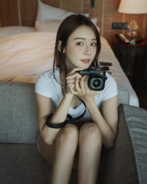 林莎 Instagram - 攝影的成就感來自收到你們的反饋 📷 ♡
熱騰騰的新書陸續送到大家手上了～

🍒元汁元味 
第一次掌鏡出書，有很多需要進步的地方⋯
謝謝大家的支持，作品大賣超級感動！！！
特典版本快要完售了大家快買起來

得到讚美真的可以開心一整天啦💖💖
還有好多點子、好多幻想、好多想要拍的東西⋯啊～～