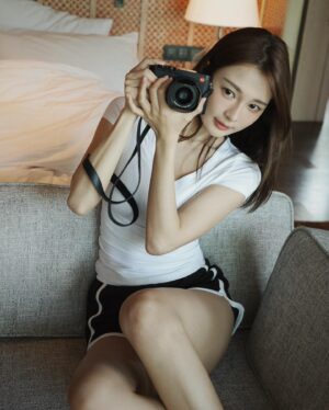 林莎 Instagram - 攝影的成就感來自收到你們的反饋 📷 ♡
熱騰騰的新書陸續送到大家手上了～

🍒元汁元味 
第一次掌鏡出書，有很多需要進步的地方⋯
謝謝大家的支持，作品大賣超級感動！！！
特典版本快要完售了大家快買起來

得到讚美真的可以開心一整天啦💖💖
還有好多點子、好多幻想、好多想要拍的東西⋯啊～～