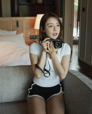 林莎 Instagram - 攝影的成就感來自收到你們的反饋 📷 ♡
熱騰騰的新書陸續送到大家手上了～

🍒元汁元味 
第一次掌鏡出書，有很多需要進步的地方⋯
謝謝大家的支持，作品大賣超級感動！！！
特典版本快要完售了大家快買起來

得到讚美真的可以開心一整天啦💖💖
還有好多點子、好多幻想、好多想要拍的東西⋯啊～～