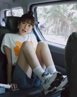 林莎 Instagram - ⋯剪了短瀏海 🍉 

@marimekko @marimekko_taiwan 
@newbalance